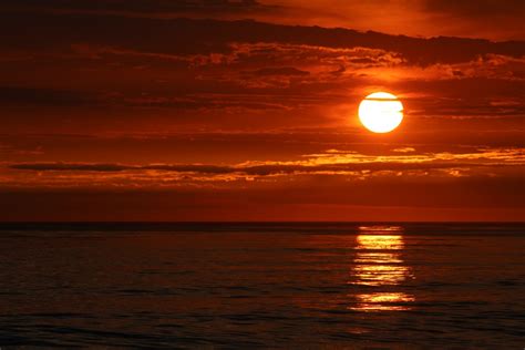 图片素材 海滩 性质 海洋 地平线 太阳 日出 日落 阳光 黎明 大气层 黄昏 晚间 橙子 反射 多彩 云彩