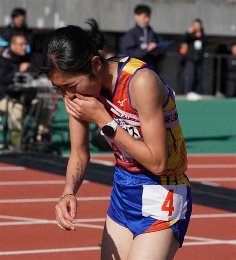 ＜男子第74回・女子第35回全国高校駅伝＞2位となりゴール後に泣き崩れる仙台育英・橘山莉乃 （撮影・中辻 颯太） ― スポニチ