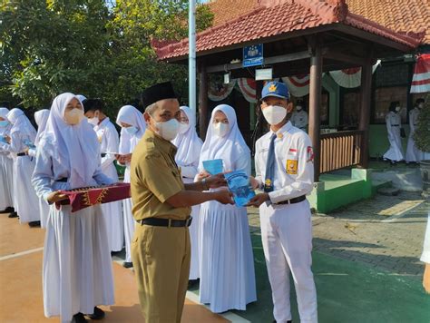 Penyerahan Karya Hasil Gerakan Literasi Jilid 2 Smp Negeri 4 Waru