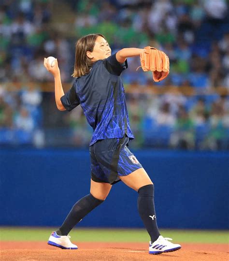 ＜ヤ・巨＞始球式を行うなでしこジャパンの長野 （撮影・西川祐介） ― スポニチ Sponichi Annex サッカー