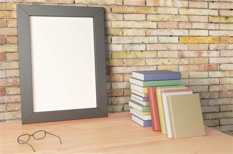 Marco De Imagen En Blanco De Pie Sobre Una Mesa De Madera Con Maqueta