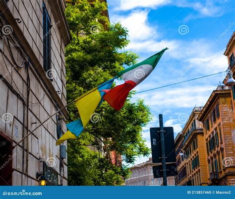 Beautiful Italy Houses in the Ancient City of Rome Beautiful Colors and ...