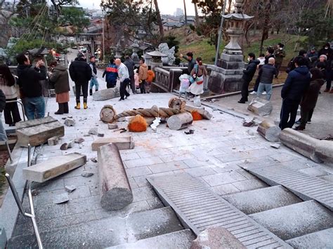 At least 8 dead after powerful earthquake strikes Japan, triggering tsunami warning - ABC News