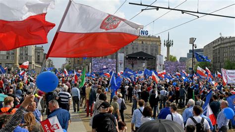 Pologne des milliers de manifestants à Varsovie contre le gouvernement