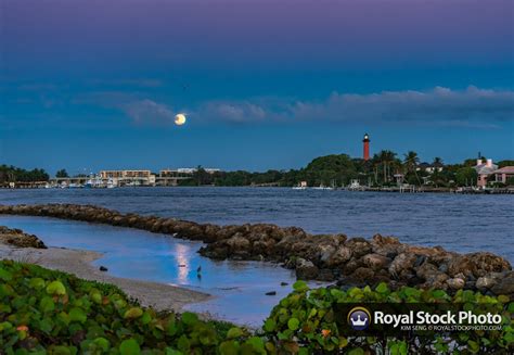 Jupiter Lighthouse Early Morning Moon Set At The Waterway Royal Stock