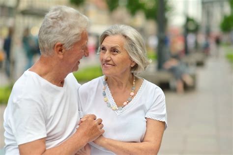 Retrato De Una Hermosa Pareja De Ancianos Al Aire Libre Foto Premium