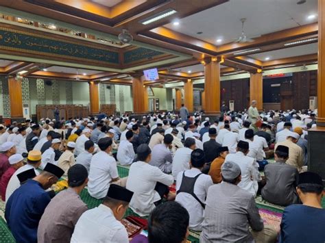 Ribuan Jamaah Laksanakan Sholat Idul Fitri Di Masjid Agung Al Barkah