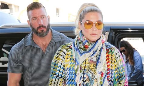 Kesha Travels Out Of La With Her Hot Bodyguard Kesha Just Jared