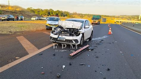 Colisão Traseira Entre Carro E Caminhão Deixa Uma Pessoa Ferida Na