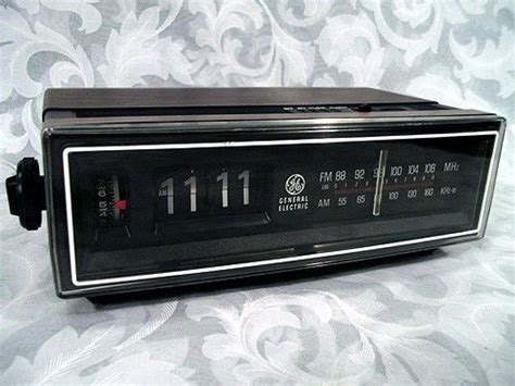 Vintage Ge Flip Clock Radio