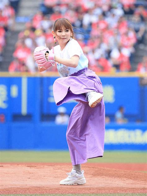 ＜ロ・西＞始球式する中川翔子 （撮影・白鳥 佳樹） スポニチ Sponichi Annex 芸能 中川 ディズニーオンアイス トラッキー