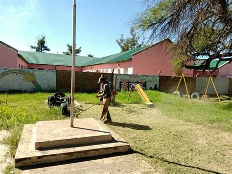 Intenso trabajo de obreros municipales en las escuelas de Añatuya y