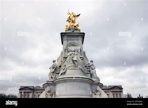Queen Victorias Monument In Buckingham Palace Stock Photo Alamy