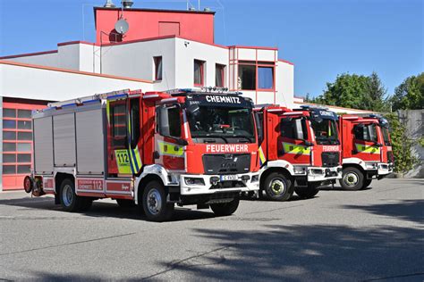 Neue Feuerwehr L Schfahrzeuge Und Rettungswagen F R Chemnitz