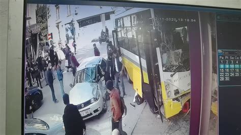 Bursa da özel halk midibüsü ile otomobilin çarpıştığı kaza kamerada