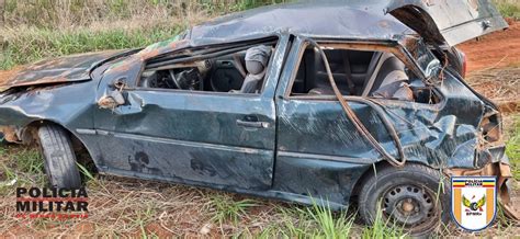 Criança de três anos é arremessada para fora de veículo e socorrida