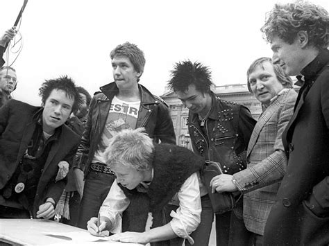 ย้อนอดีตเมื่อครั้ง Sex Pistols วงพังก์จอมขบถยกพลไปเซ็นสัญญาหน้าพระราชวั