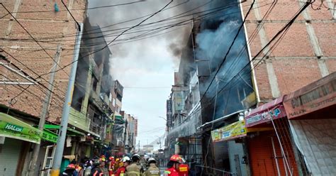 Gigantesco Incendio En Trujillo Arrasa Con Edificios En El Emporio