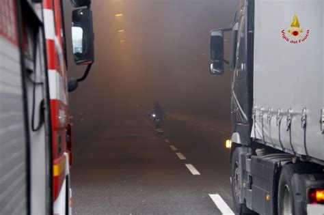 Auto A Fuoco In Galleria L Intervento Dei Pompieri La Repubblica