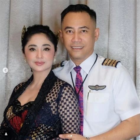 Asmara Dewi Perssik Dan Kekasih Pilot Dikabarkan Kandas Gara Gara Gaji