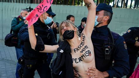 Archivada La Querella De Una Activista De Femen Contra Un Polic A Por