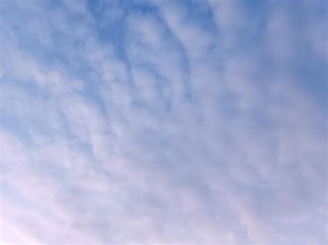 Un Cielo Rosa Y Blanco Con Nubes Y Un Cielo Azul Con Algunas Nubes