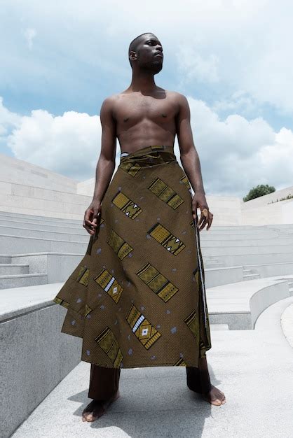 Retrato De Mulher Posando Em Trajes Tradicionais Africanos Ao Ar Livre