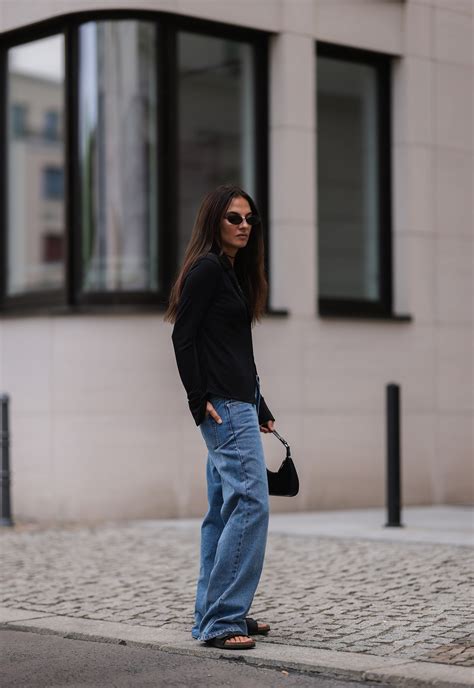 Cómo llevar sandalias planas con baggy jeans en Primavera Verano 2024