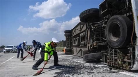 Enam Orang Tewas Dalam Kecelakaan Di Tol Jakarta Cikampek ERA ID