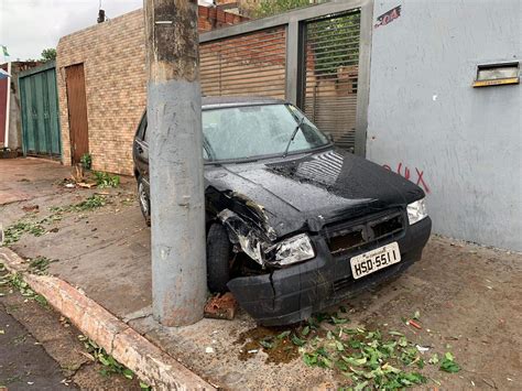 Idoso Passa Mal No Volante E Carro Vai Parar Entre Poste E Muro