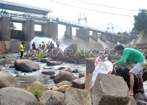 Mulung Sampah Ciliwung Antara Foto