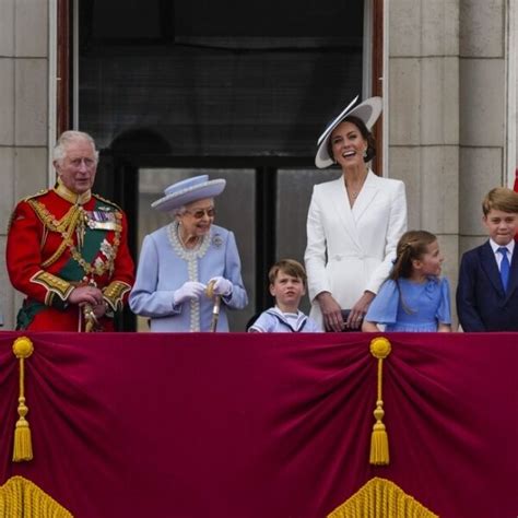 La Familia Real Brit Nica En El Balc N De Buckingham Palace En Trooping