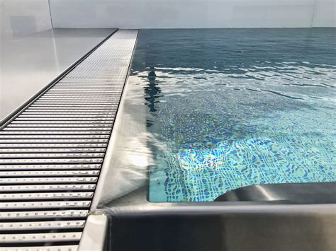 Stainless Steel Pool With Overflow Trough And Lowered Overflow Trough