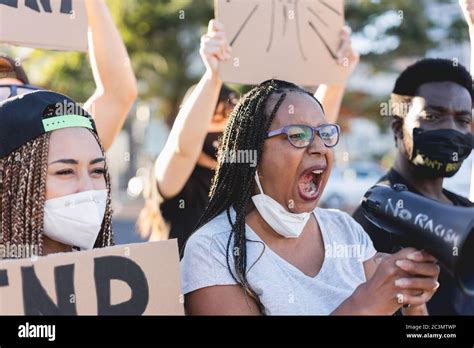 Groupe De Personnes Les Manifestants Protestent Dans Les Rues De La