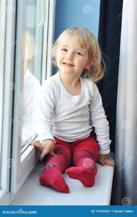 La Muchacha Se Sienta En La Ventana Imagen De Archivo Imagen De Ventana Humano 13164447