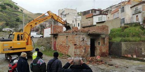 Messina Ruspe A Bordonaro Prosegue La Demolizione Delle Costruzioni