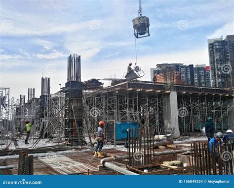 Trabajadores De Construcci N Que Trabajan En El Emplazamiento De La