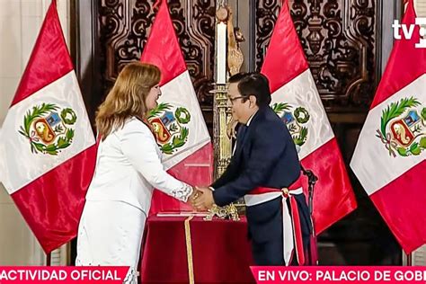 Dina Boluarte tomó juramento a César Vásquez Sánchez como nuevo