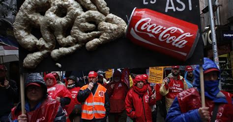 Economia Funcionários da Coca Cola vão às ruas contra fechamento de