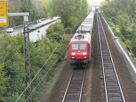 BR 145 013 9 von Railion kommt mit einem LKW Ambrogio Zug fährt durch