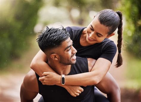 Pareja Divertida Y Juguetona Jugando En Una Caminata En La Naturaleza