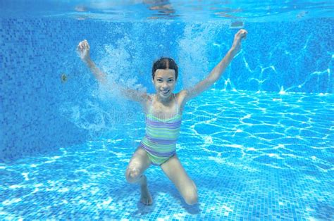 Kind Schwimmt Im Unterwasser Pool Glückliches Aktives Mädchen Hat Spaß