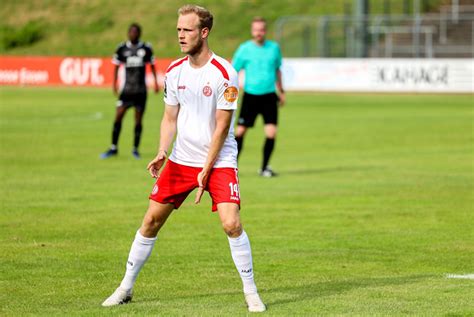 Rwe Mit Testspieler Brumme Und Drei Talenten Ins Trainingslager Liga