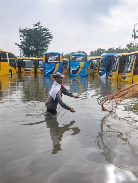 Foto Menjaring Ikan Di Tengah Banjir Kota Bandung