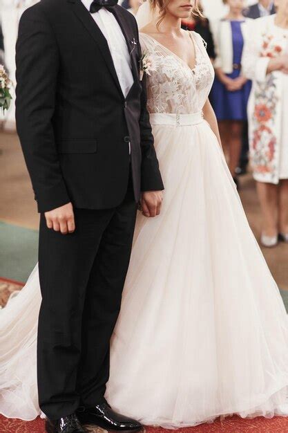 La Novia Y El Novio Tomados De La Mano Y De Pie Durante La Ceremonia De