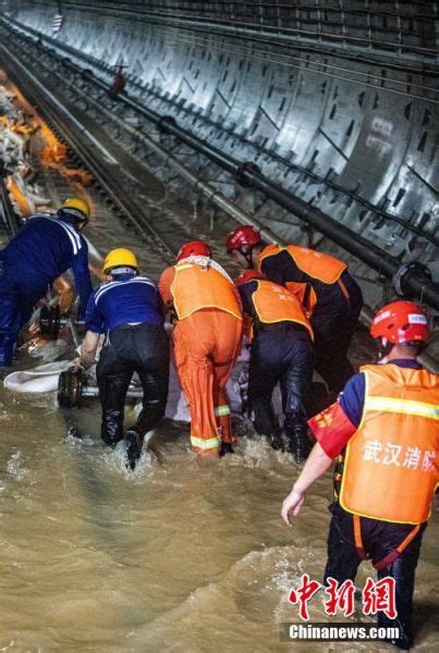 武汉消防员抢排郑州地铁隧道积水 图片河南 中新网河南新闻