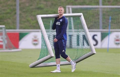 Schalke Viele Spieler K Nnen Gehen L Sung Bei Baumgartl In Sicht