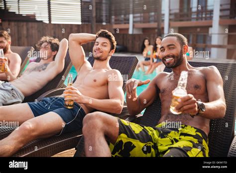 Apuesto Joven Sonriente Hombres Divirti Ndose En La Piscina Y Bebiendo