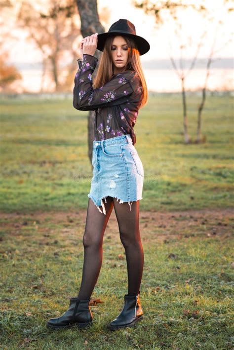 Mooi Brunette In Vrijetijdskleding En Hoed Stock Afbeelding Image Of Nave Haar