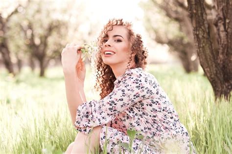 Premium Photo Smiling Blonde Girl 20 24 Year Old Holding Flowers